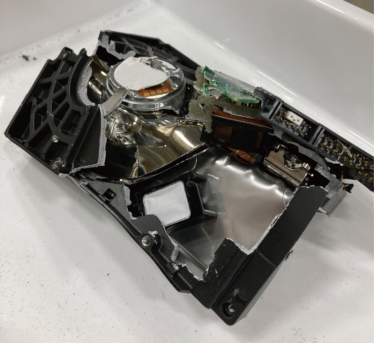 HDD/SSDの効率的な物理破壊を実現するメディア破壊機「NMD-400」を新